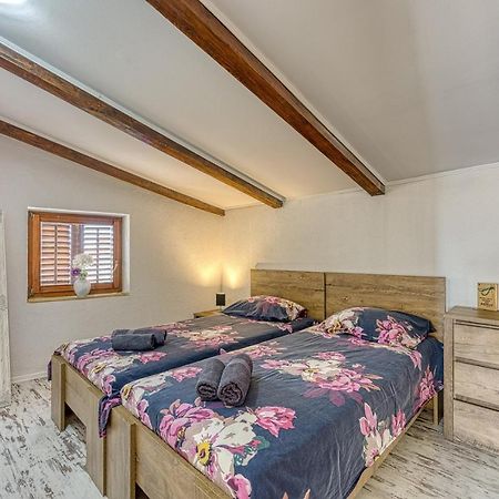 Old Town Apartments In Umag Luaran gambar