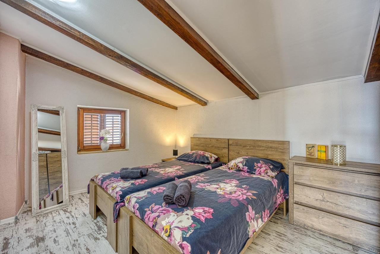Old Town Apartments In Umag Luaran gambar