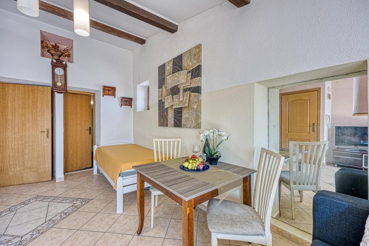 Old Town Apartments In Umag Luaran gambar