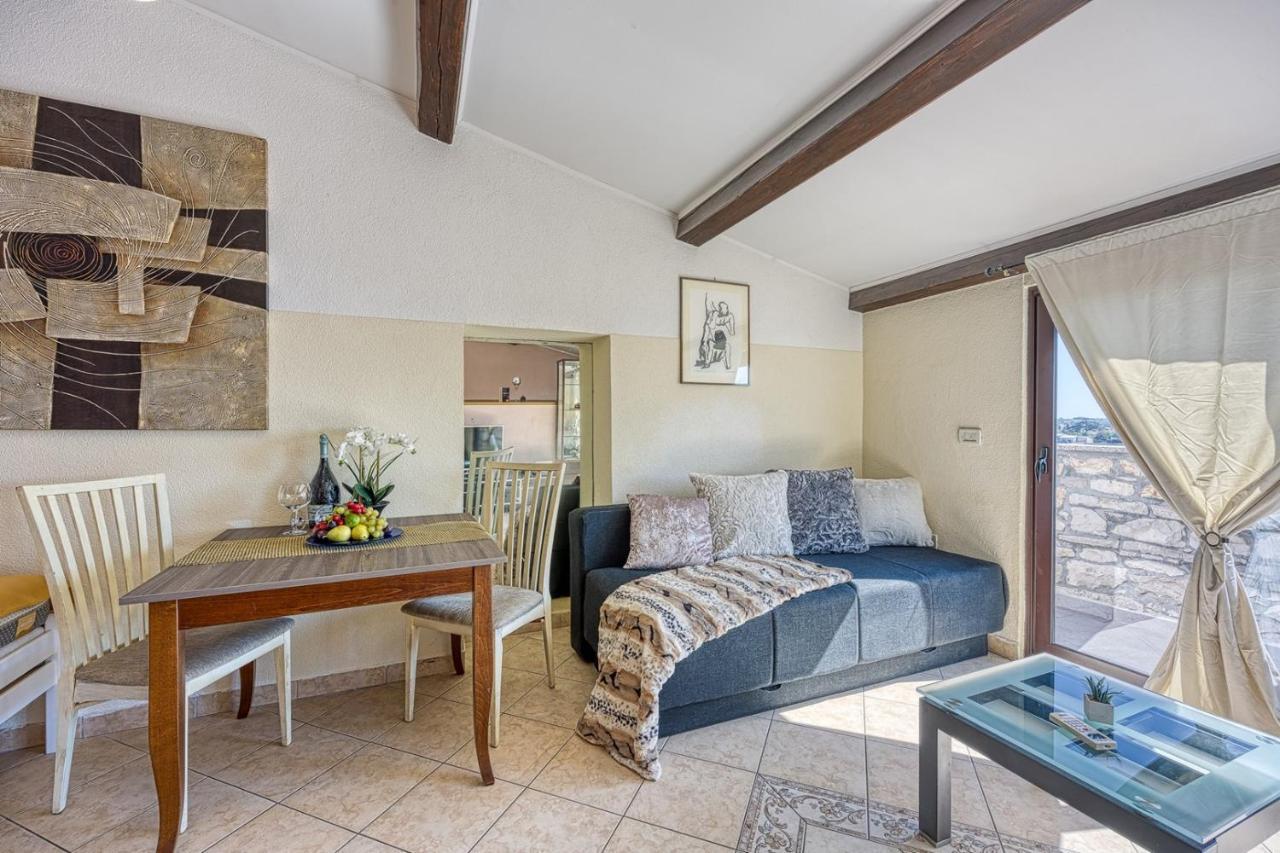 Old Town Apartments In Umag Luaran gambar