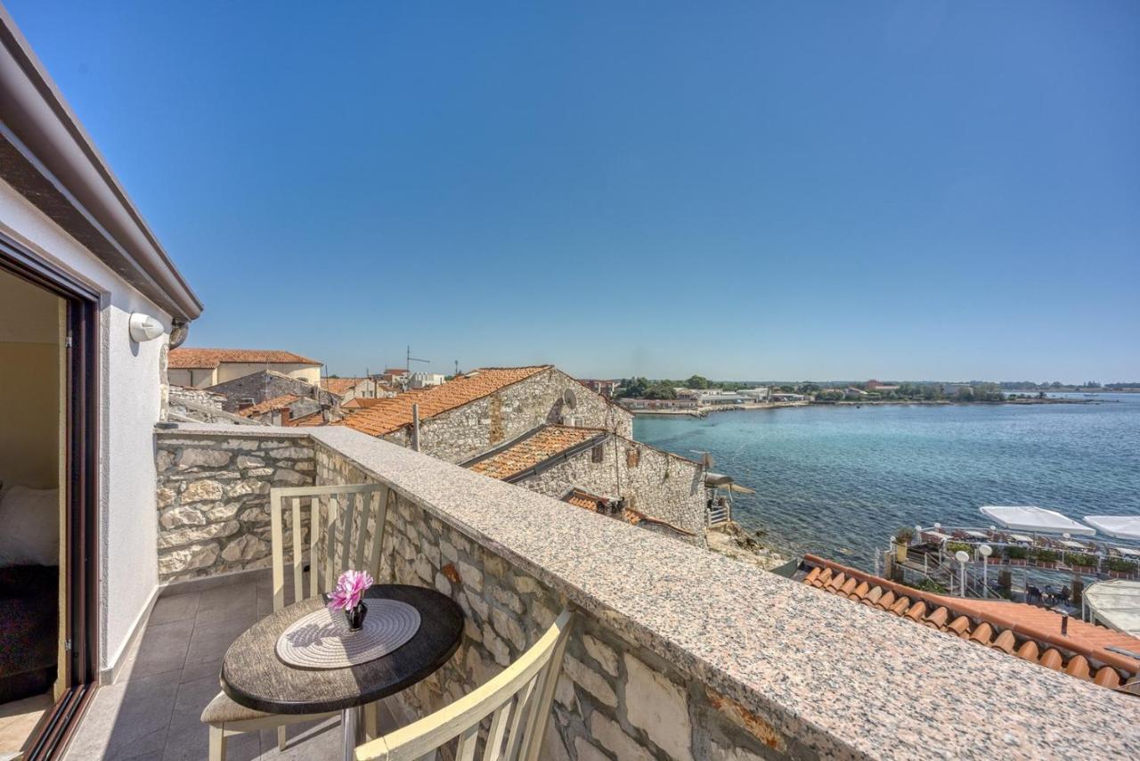 Old Town Apartments In Umag Luaran gambar