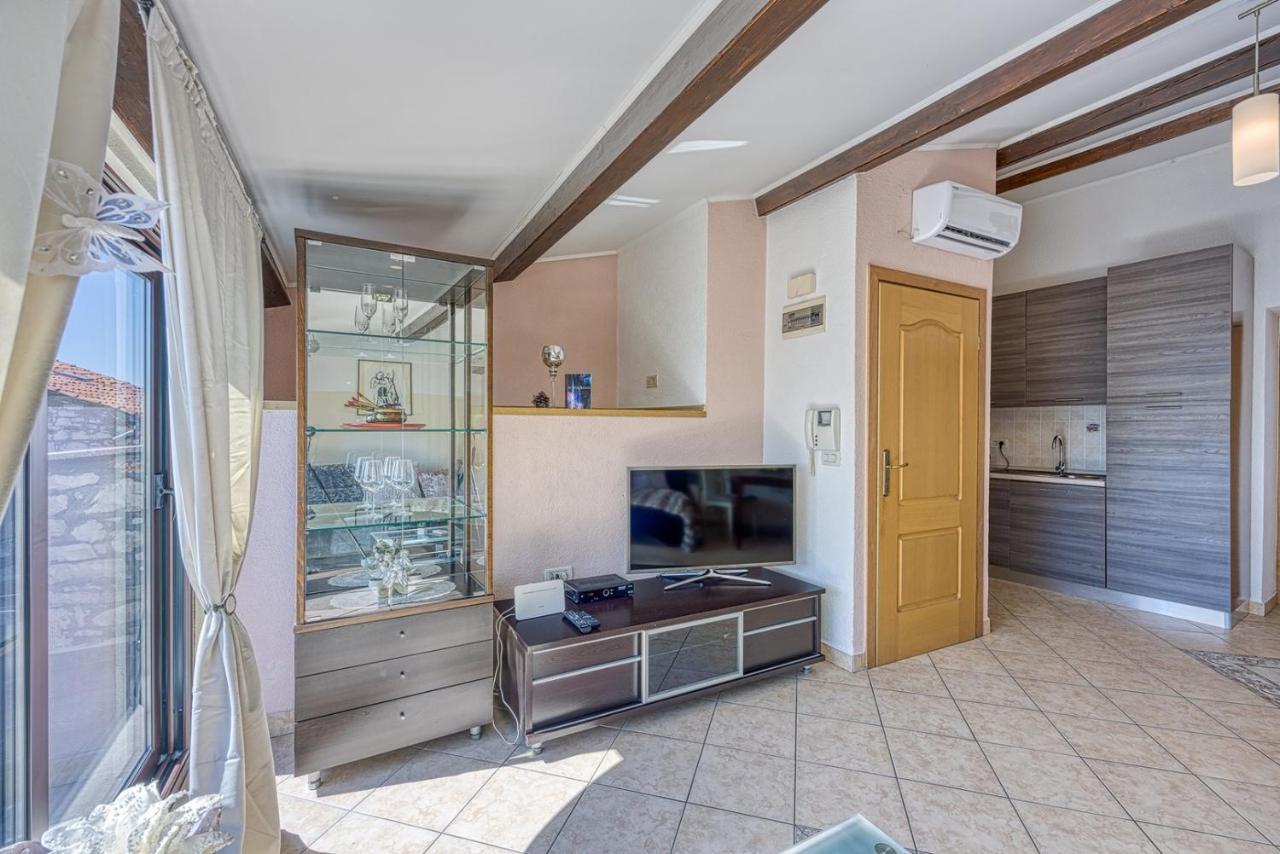 Old Town Apartments In Umag Luaran gambar